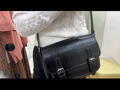 ❤️ 試着室でディルドを使った若い雌犬フェラルベリーの公開オナニー ❌ ハードポルノ ❌️