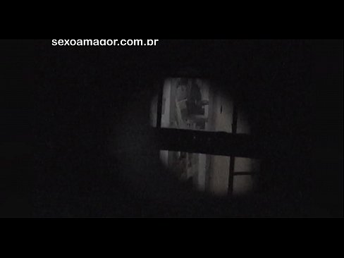❤️ ブロンドが空洞のレンガの後ろに隠れた近所の盗撮犯に密かにビデオ撮影される ❌ ハードポルノ ❌️