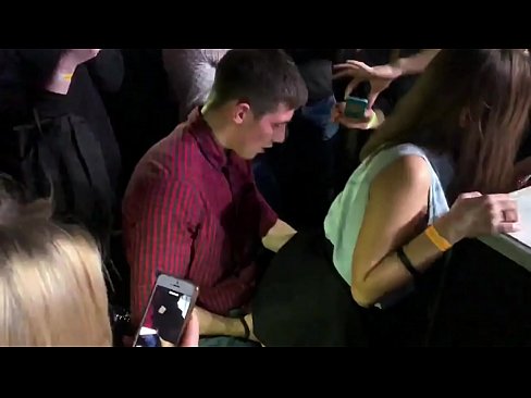 ❤️ ロシアのナイトクラブでリアルセックス。18歳のロシア人少女がナイトクラブで肛門と膣を犯される ❌ ハードポルノ ❌️